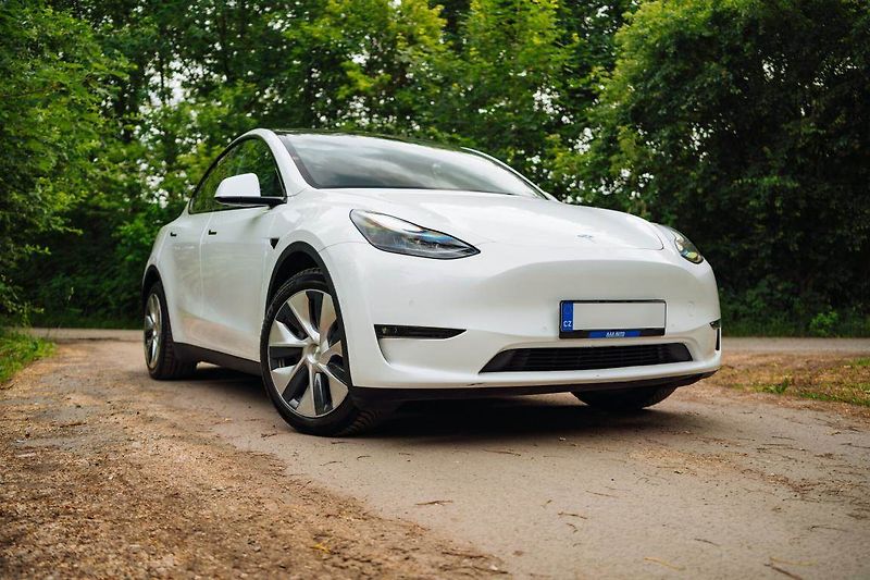 Tesla Model Y (2022) Long Range AWD 79kWh, SoH 91% - fotka 2 z 27