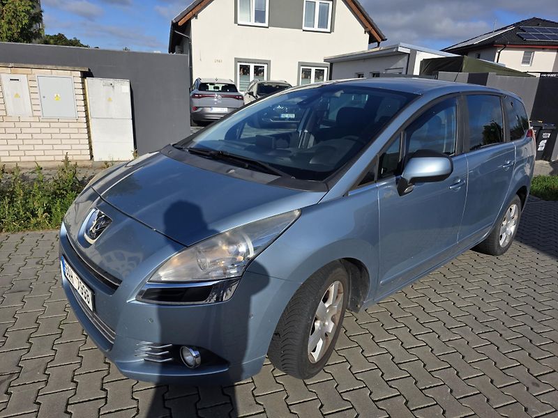 Peugeot 5008 (2011) HDI 2,0 110kw - fotka 4 z 5