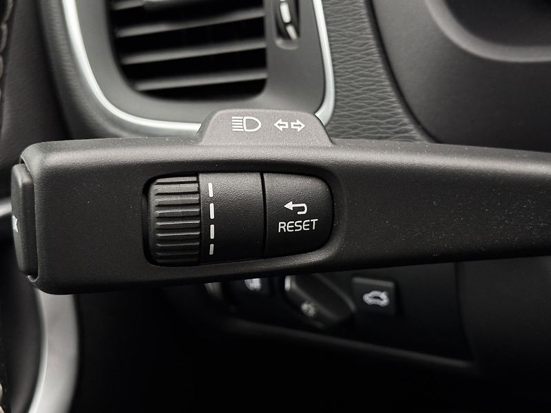 Volvo V40 T3 R-DESIGN AUT REZERVACE - fotka 33 z 47