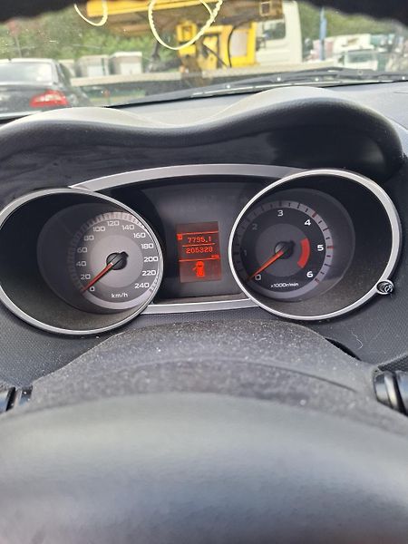 Mitsubishi Outlander (2008) 2.0 DI D 4X4 TZ - fotka 11 z 14