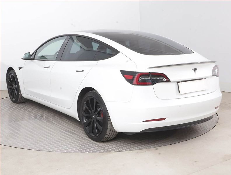 Tesla Model 3 (2019) Long Range 4WD 78kWh, SoH 83% - fotka 4 z 23