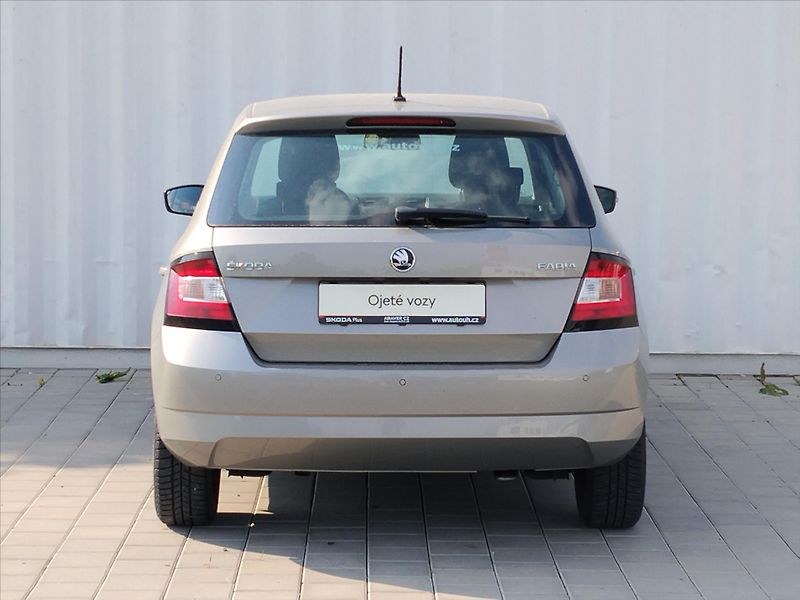 Škoda Fabia 1,0 1.0 TSI 70kW Ambiente - fotka 17 z 23