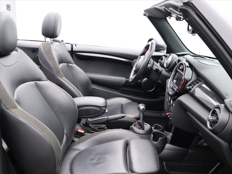 Mini Cooper 2,0 i JCW 170kW Cabrio Manual - fotka 20 z 39