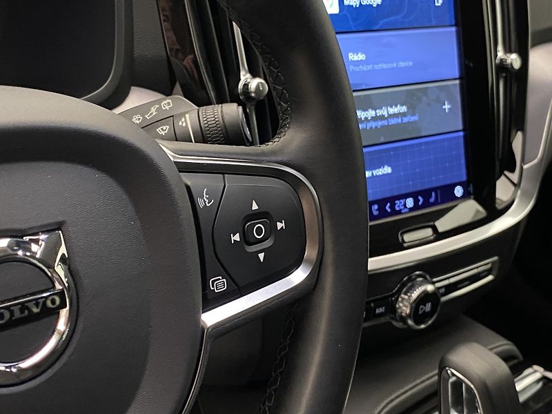 Volvo V60 T6 AWD RECHARGE CORE - fotka 20 z 45