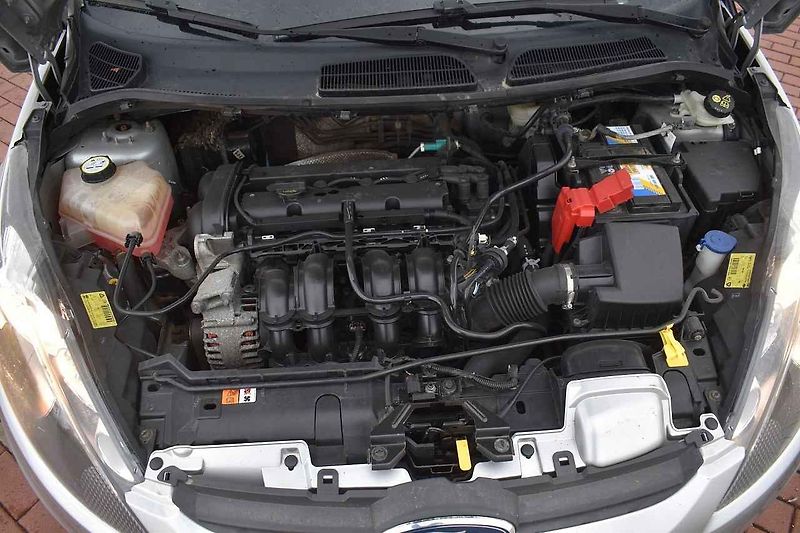 Stříbrný exemplář Fordu Fiesta při testovací jízdě