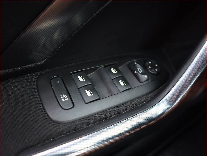 Peugeot 2008 (2019) 1.2 PureTech, Serv.kniha, Navi - fotka 16 z 20