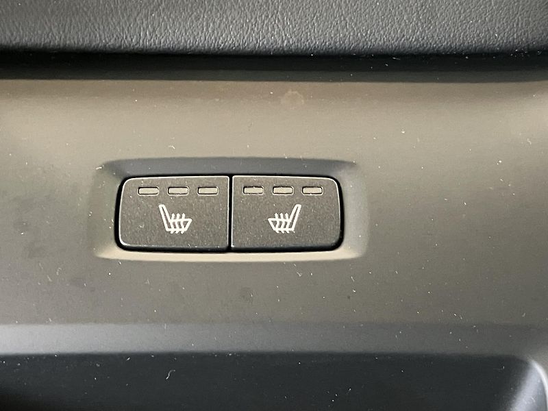 Volvo XC60 B5 AWD Plus Dark-REZERVACE - fotka 21 z 46