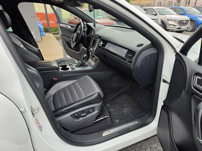 Volkswagen Touareg 3.0 TDI 4Motion R-Line Dyn Aud - fotka 20 z 23