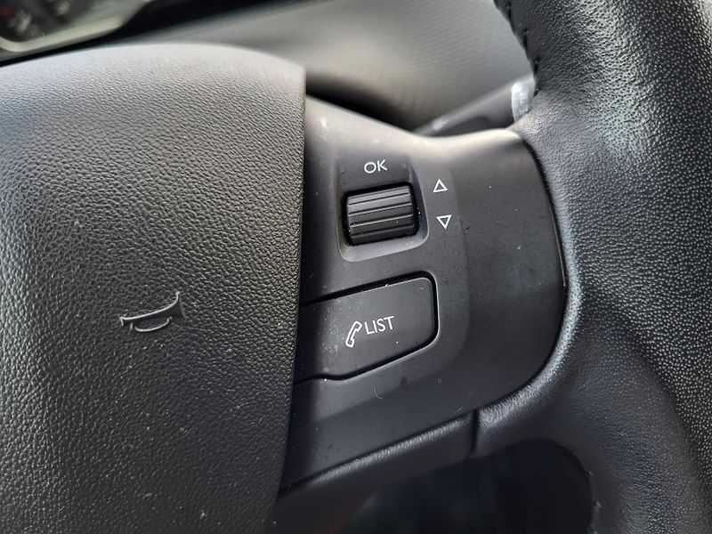 Peugeot 2008 1.2 PureTech 82k ČR 1.majitel - fotka 21 z 47