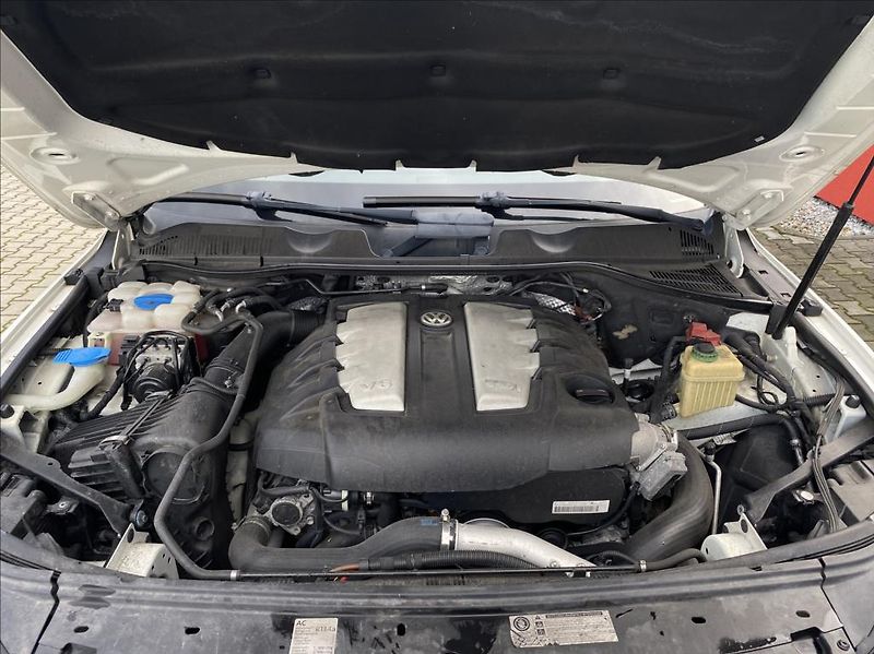 Volkswagen Touareg 3,0 TDI V6 4motion / záruka - fotka 45 z 47