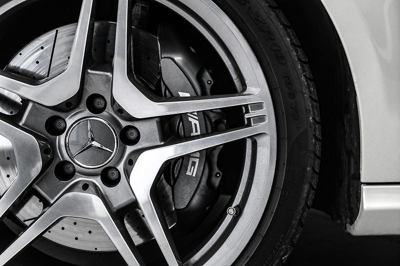 Mercedes-Benz CLS 63 AMG 4M, Designo Carbon H&K - fotka 11 z 28