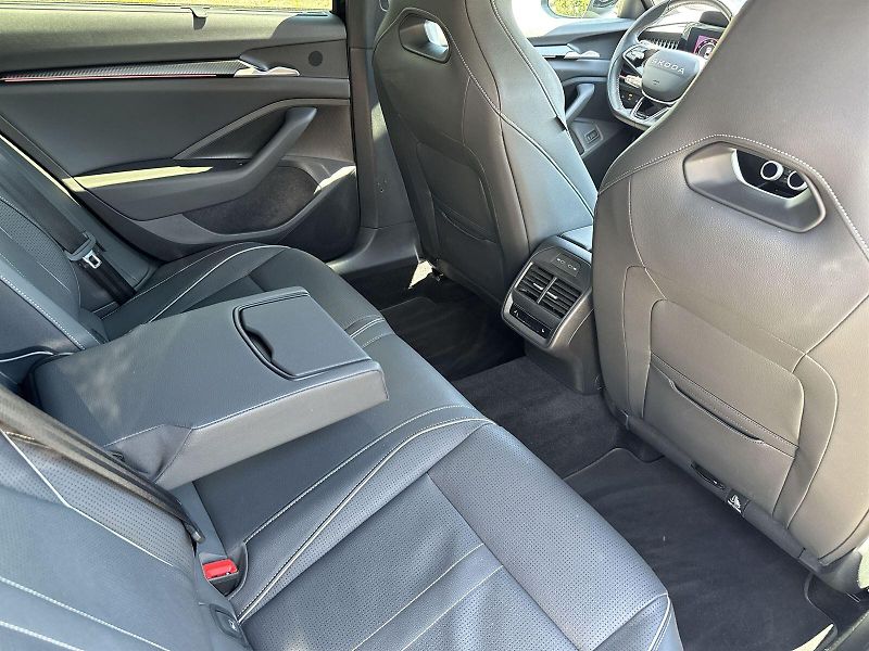 Škoda Superb (2025) 2.0 TSI 4x4 DSG Sportline - fotka 9 z 36