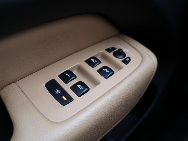 Volvo XC60 2,0 140KW D4 Momentum AWD Auto - fotka 11 z 22