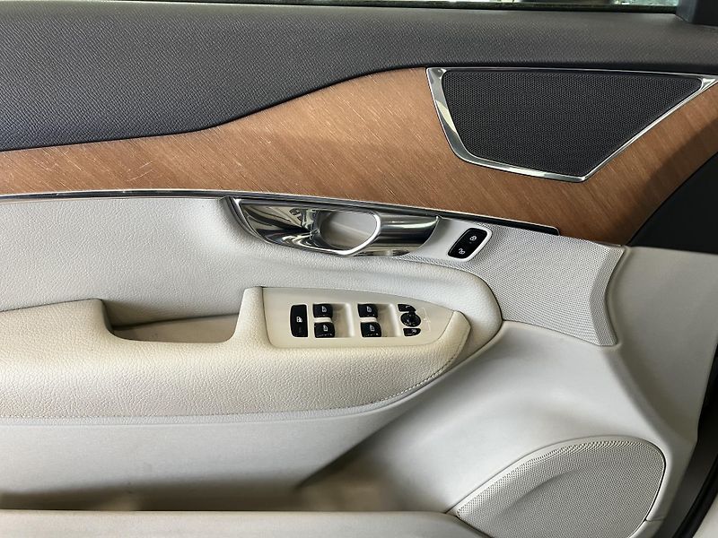 Volvo XC90 B5 AWD Momentum AT8 - fotka 21 z 43