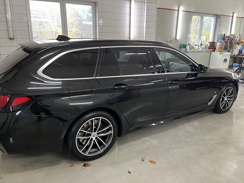 BMW Řada 5 (2022) 3.0 540 xDrive M-Packet DPH - fotka 14 z 16