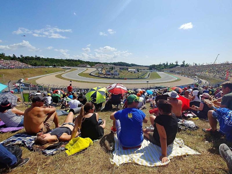 Motocyklová legenda Valentino Rossi při závodě na Masarykově okruhu v roce 2019.