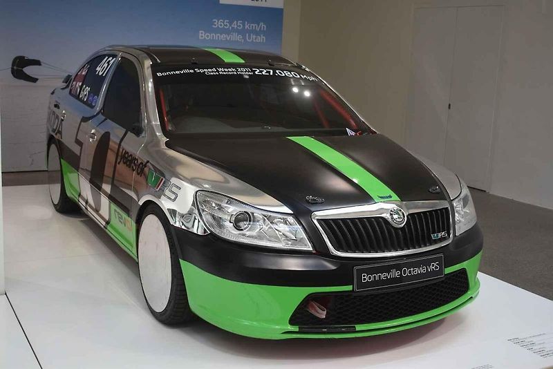 Škoda Octavia Bonneville - s brzdícím padákem v akci.