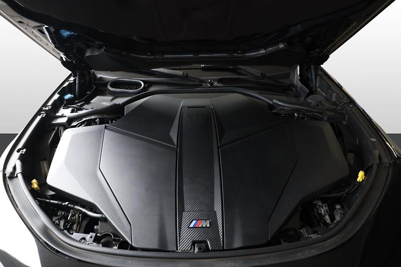 BMW i7 M70 - fotka 9 z 38