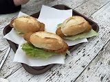 Nevynechejte zdejší specialitu - rybí hamburger.
