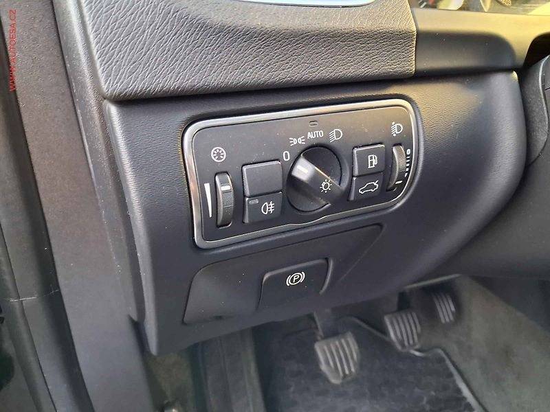 Volvo V60 (2014) 2.0 D3, AC, navi, park.asist - fotka 15 z 16