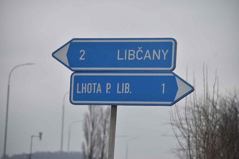 Vrak osobního auta je v příkopě u silnice 611 už od konce loňského září.