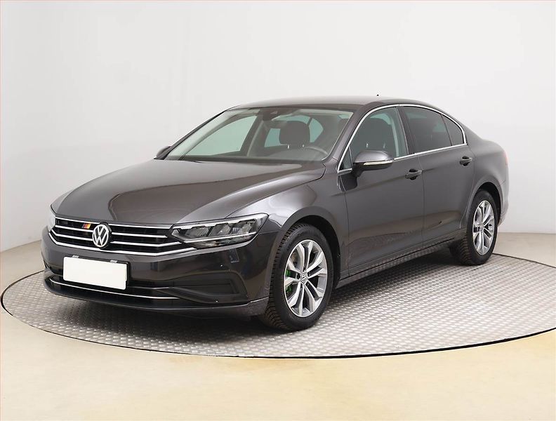 Volkswagen Passat (2019) 1.5 TSI, Tempomat - fotka 2 z 25