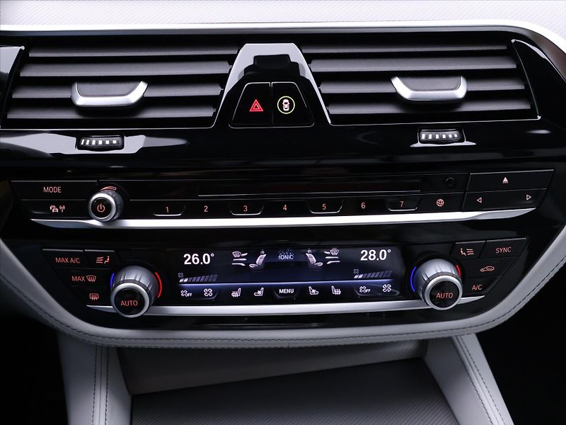 BMW M5 4,4 V8 441kW xDrive Individual - fotka 32 z 46