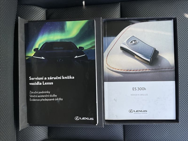 Lexus ES 300h 2,5 Business Edition - fotka 17 z 22