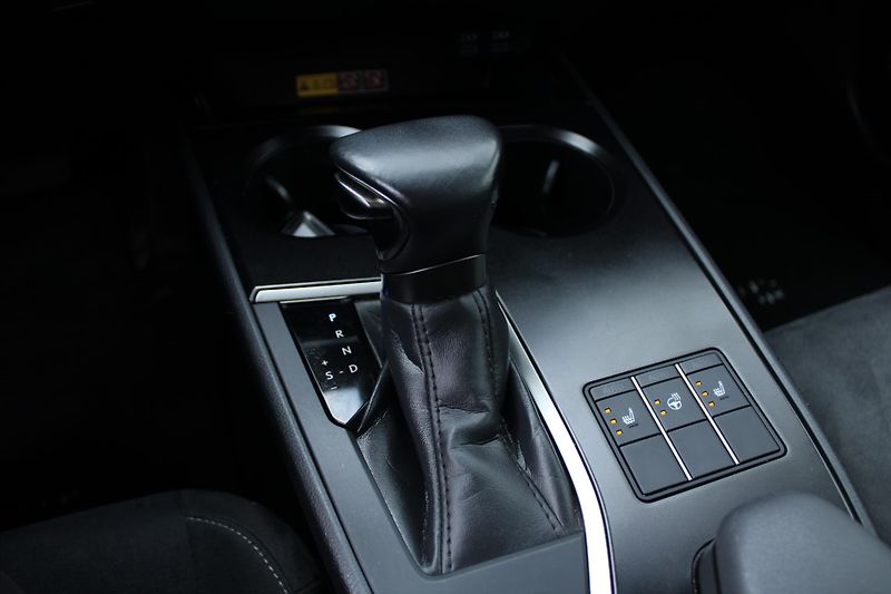 Lexus UX 250h 2.0 E-CVT 1.MAJITEL DPH ČR - fotka 19 z 27