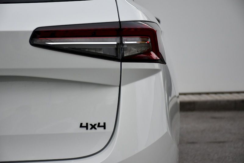 Škoda Superb (2025) Combi Sportline 2,0 TDI 142 kW - fotka 8 z 42