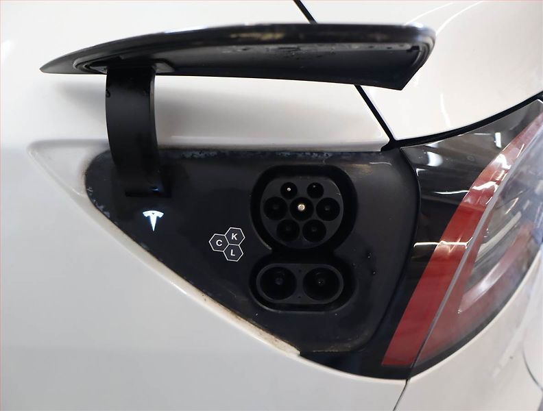 Tesla Model Y (2024) Long Range AWD 79kWh, SoH 95% - fotka 29 z 30