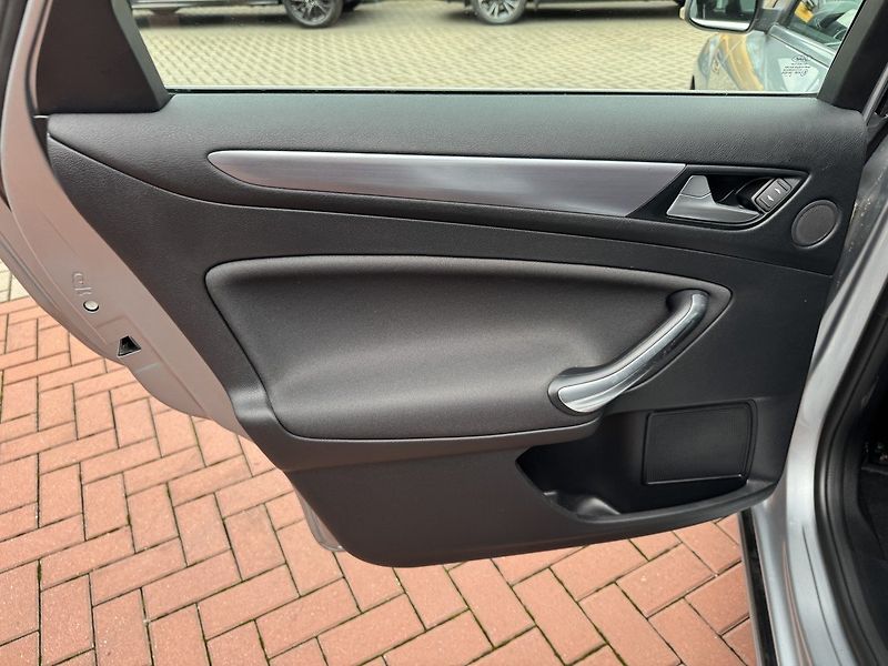 Ford Mondeo (2013) 1.6i EcoBoost Titanium Xenony - fotka 23 z 50