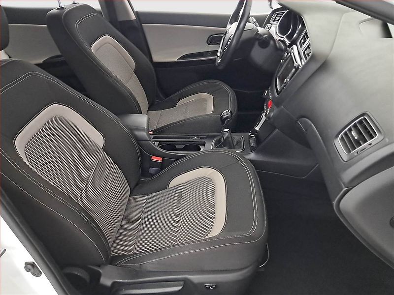 Kia Ceed (2013) 1.6 GDI, Serv.kniha, Navi - fotka 9 z 18
