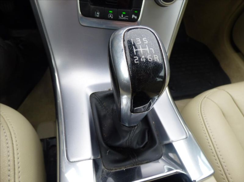 Volvo XC60 2,0 D3  Summum - fotka 15 z 34