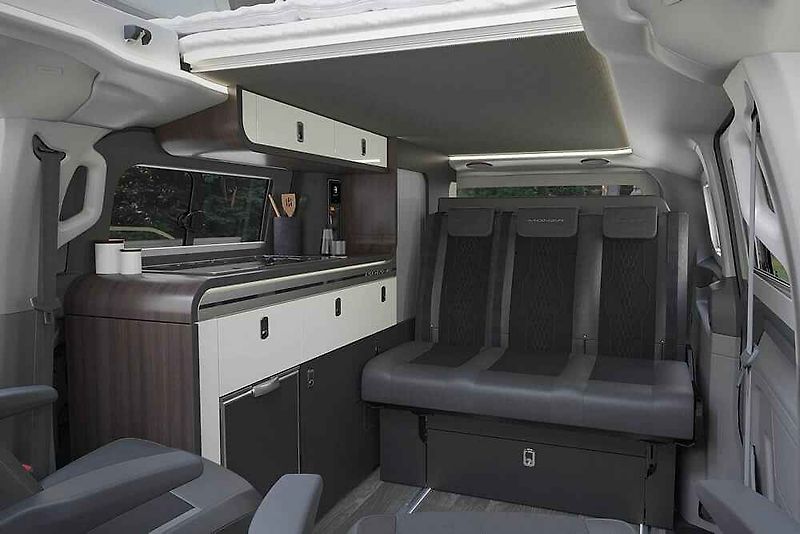 Campervan Swift Monza má i oficiální licenci Fordu. Vznikl z dodávky Transit. Kompaktní rozměry jsou stále vhodné pro rodinu.