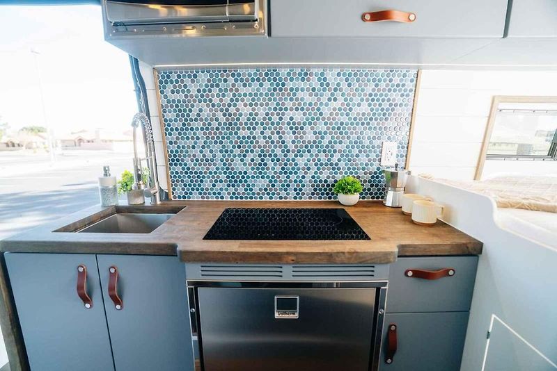 Mercedes-Benz Olympus Fife od americké firmy Papago Vans je postavený obytný vůz na modelu Sprinter.