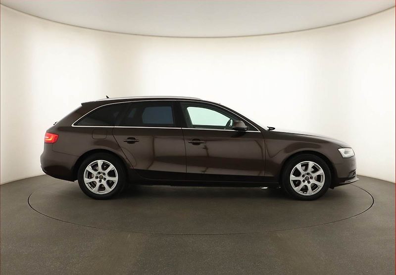 Audi A4 (2015) 2.0 TDI, Automat, Navi, Xenony - fotka 6 z 15