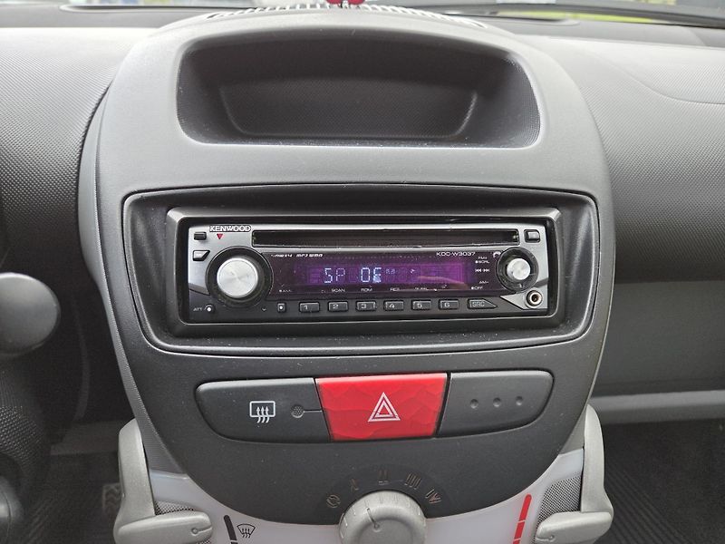 Peugeot 107 (2006) 1.0 i 68 MAN 5 - fotka 14 z 18