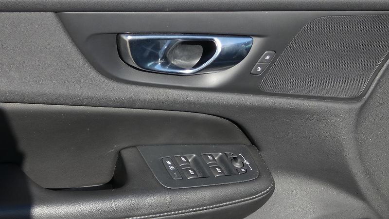 Volvo V60 B5 AWD Momentum Pro - fotka 9 z 23