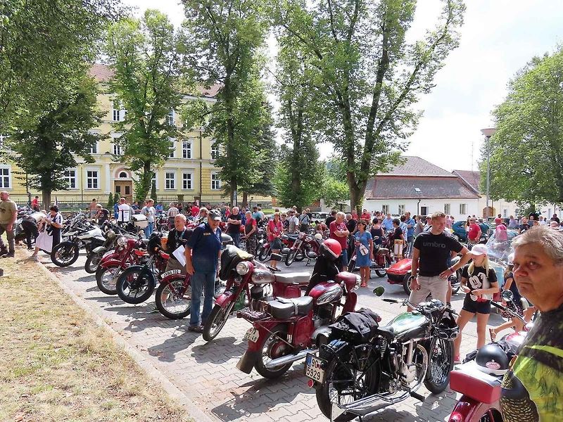 V pořadí 9. ročník srazu veteránů v Chýnově na Táborsku se v neděli 18. srpna dopoledne těšil velké návštěvnosti z řad účastníků i diváků.