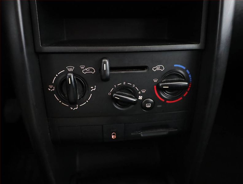 Peugeot 207 (2006) 1.4, v provozu - fotka 10 z 12
