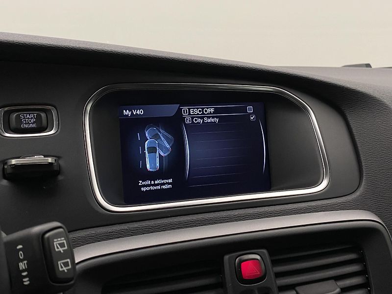 Volvo V40 T2 MOMENTUM  - fotka 38 z 39