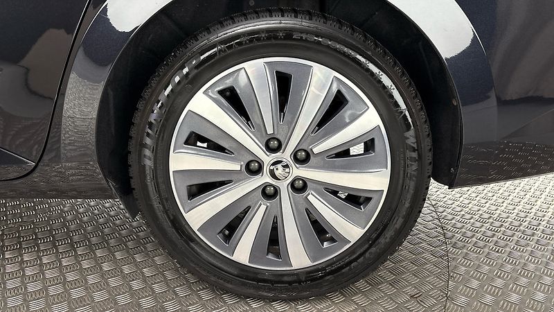 Škoda Superb 2.0 TDI DSG Style Combi - fotka 19 z 30