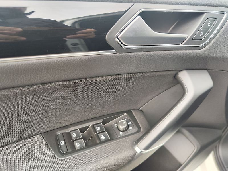Volkswagen Touran 2.0 TDI/110kW Comfortline - fotka 30 z 32
