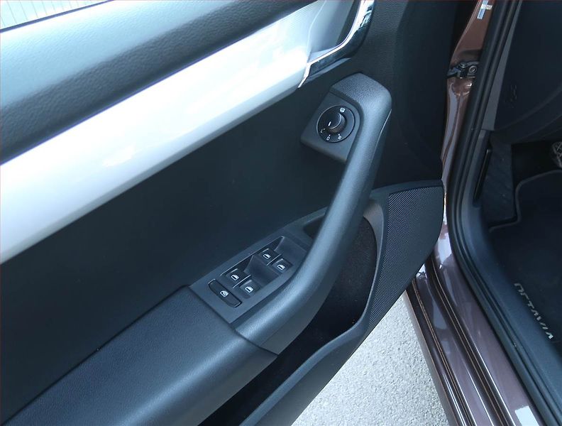 Škoda Octavia (2013) 1.4 TSI, Serv.kniha, Navi - fotka 17 z 19
