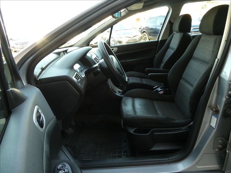 Peugeot 307 1,6 16V 80kW SW 7.míst,PANORAM - fotka 12 z 36