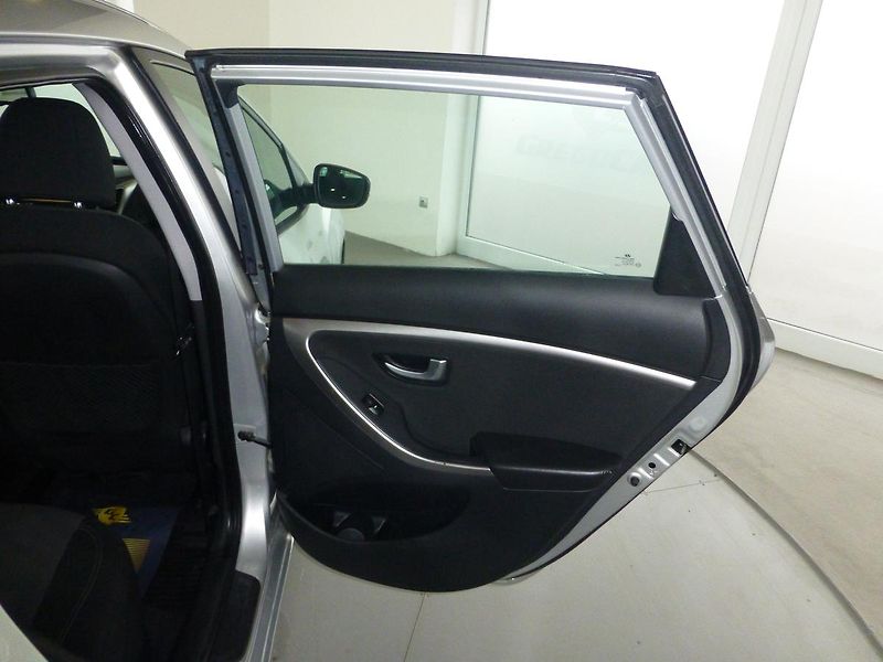 Hyundai i30 (2013) 1,6CRDI*ALU**VYHŘ.SED***KAMERA - fotka 20 z 25
