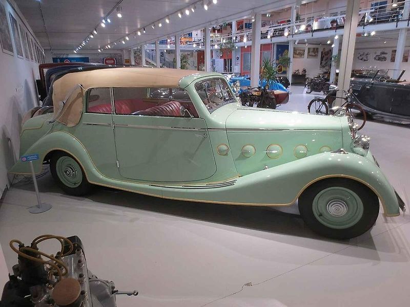 Před 100 lety se v továrně Wikov rozhodli pro zahájení výroby automobilů. Na snímku je renovovaný Wikov 35 Kapka, první československý aerodynamický automobil.