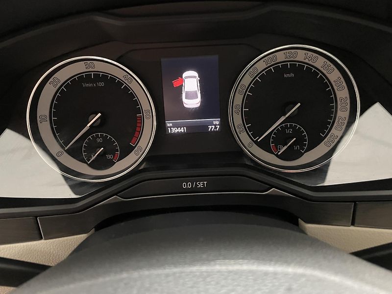 Škoda Superb 2.0 TDi DSG ČR NAVI ACC SERVIS - fotka 21 z 31