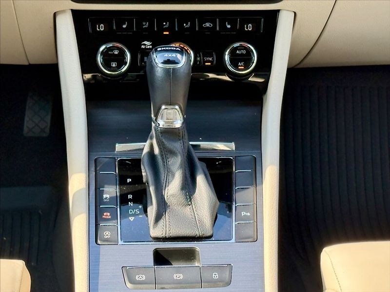 Škoda Superb 2,0 TDI STYLE 4X4 147KW WEBAST - fotka 12 z 13